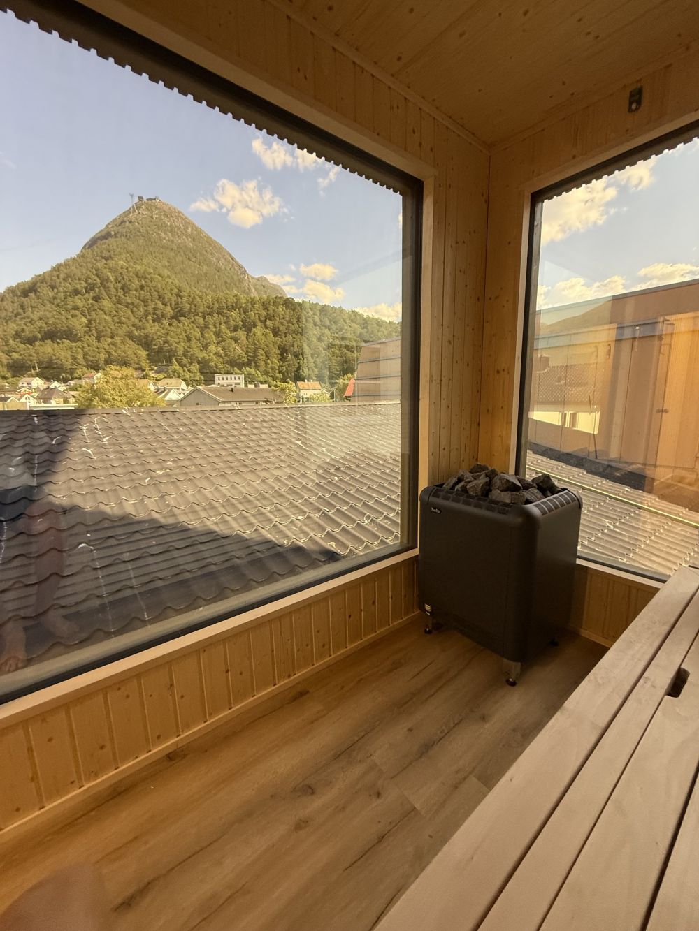 Badstue Åndalsnes  varme, utsikt og ro mellom fjord og fjell